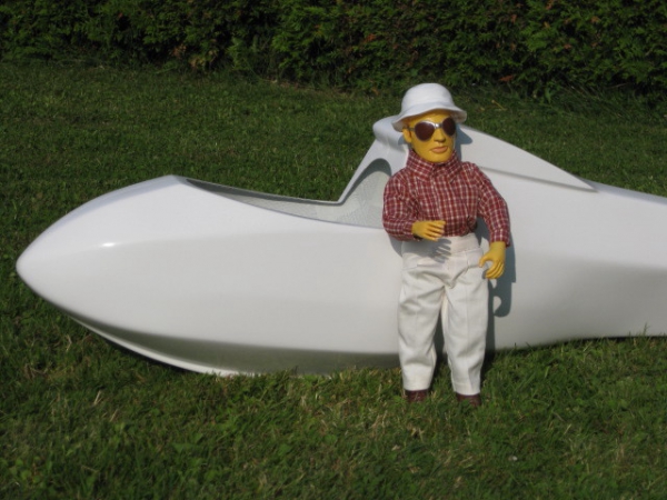 Pilotenpuppe Horst stehend neben L-Spatz 55 Rumpf in 1:3.5